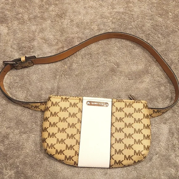NEW MICHAEL MICHAEL KORS MK Ladies Signature Logo White/Tan Belt Bag-Fanny Pack Medium Logo Belt Bag | Michael Kors [US] main image 2